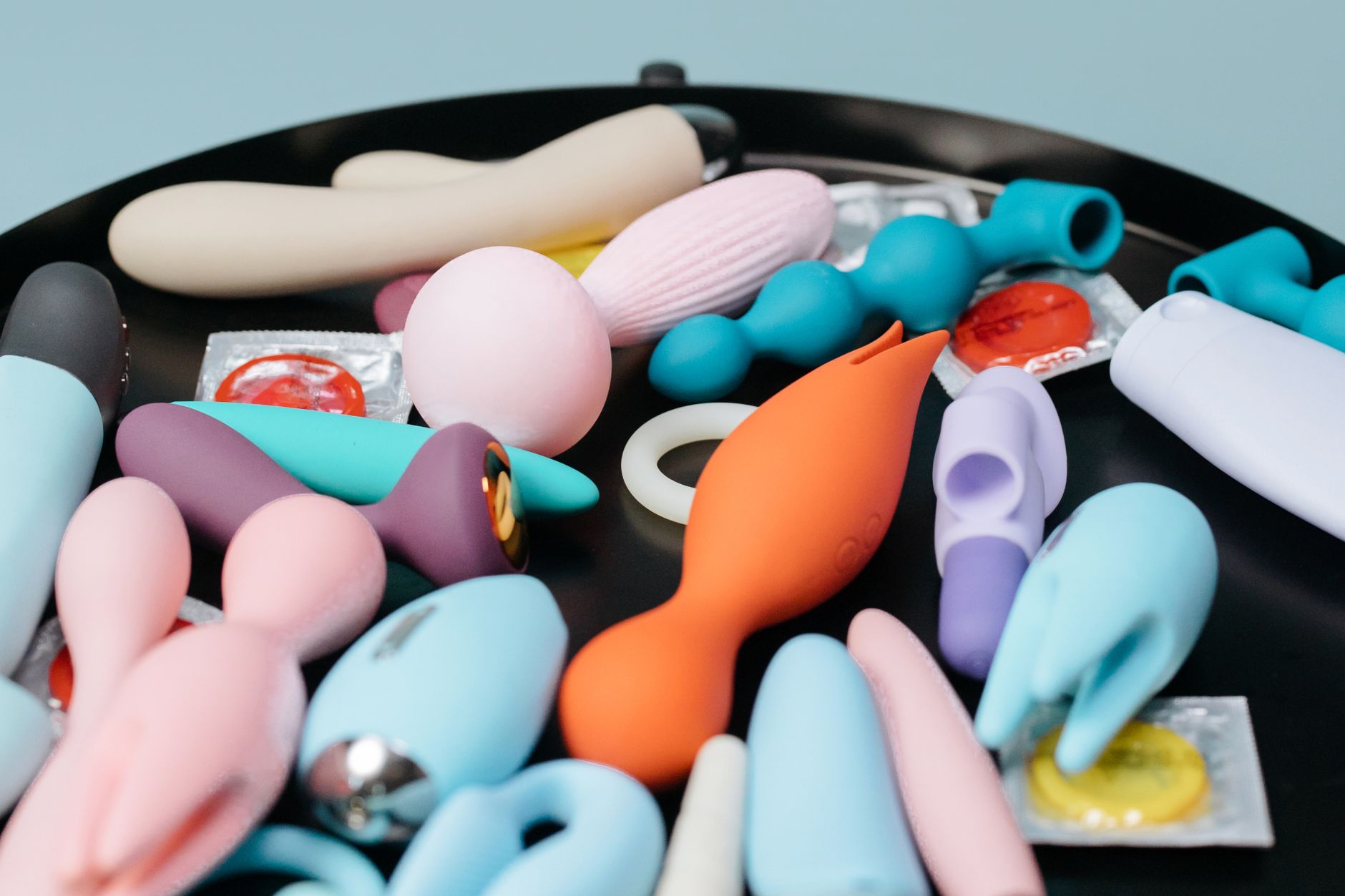 Mulher segurando vibrador clitoral, representando exploração de prazer na menopausa