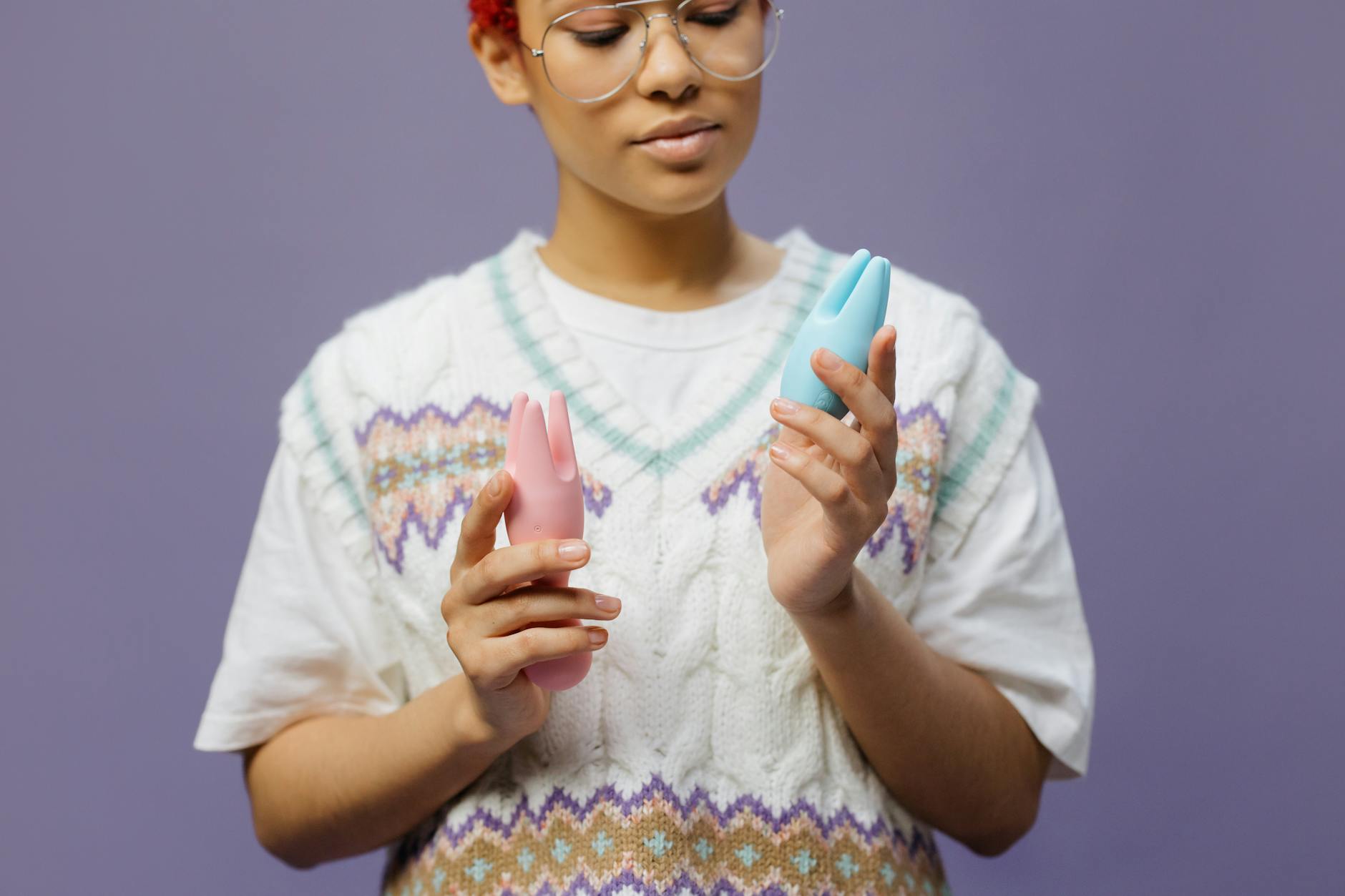 Mulher segurando vibrador de limão em cor rosa enquanto reflete sobre desejo e prazer